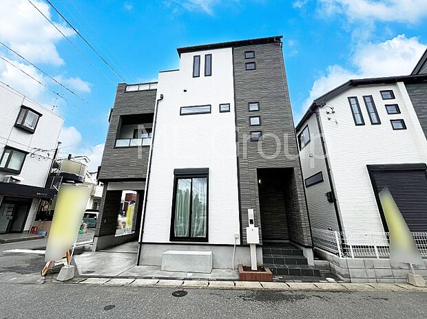 ◆A号棟◆~Exterior~ 周辺には学校や買物施設もあり生活、子育てに適した環境が広がっています!「永住地」として、物件のご見学だけではなく、周辺の環境や通学できる学校についてもご相談ください!