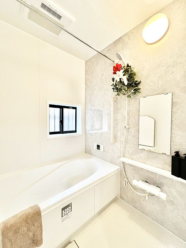 ～Bath Room～　ゆったりと足を伸ばして入浴することが可能！一日の疲れを癒す貴重なバスタイムです。お子様とご一緒でも十分な広さなので、リビングとは違った家族団欒のひと時をお楽しみいただけます。