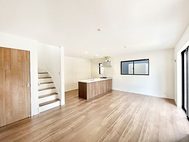 ~Living~ リビングに階段のある間取りです♪家族のコミュニケーションがスムーズに取れますね♪ゆとりある暮らしと心地よい住環境が紡ぐ贅沢な時間をご家族みんなでお過ごし下さい。