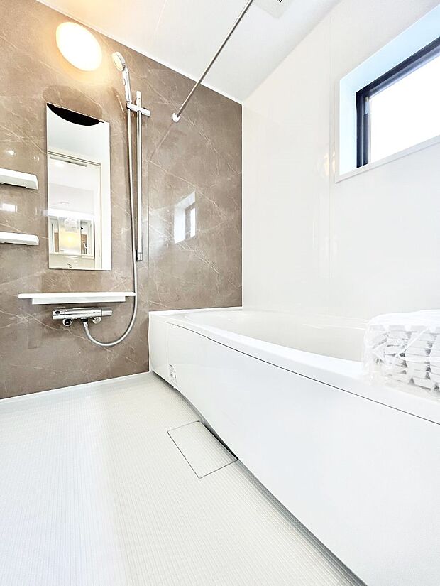 ~Bath Room~ 落ち着いた雰囲気の浴室で明日に向けてリフレッシュ。浴室乾燥機能も付いているので隣の洗濯機置き場で洗い上がった洗濯物を、雨の日も天気を気にせず乾燥させることも可能です。