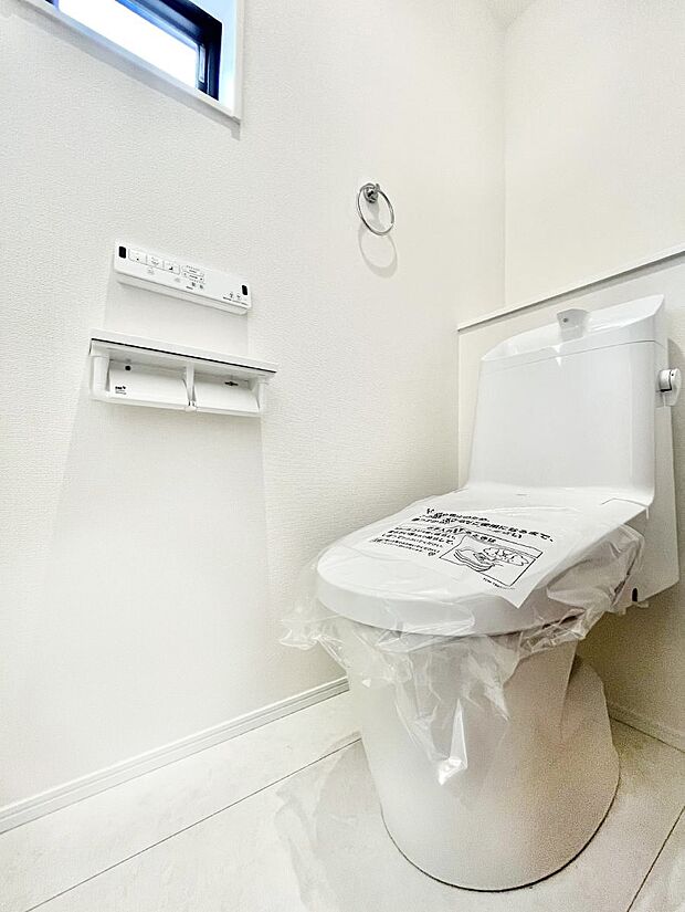 ~Toilet~ 綺麗・スッキリ・快適なウォシュレット付トイレでくつろげる空間です。1、2階共にトイレスペース!採光もあり明るく、快適空間となっております♪毎日使う場所だからこその配慮です!