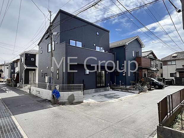 ~Exterior~ 前面道路: 西 4.5m 私道、北 3.82m 公道 低層の一戸建てを中心とした街並みが整然と続き、周辺は高い建物が建っていないので、緑の多い閑静な趣を感じる環境です。