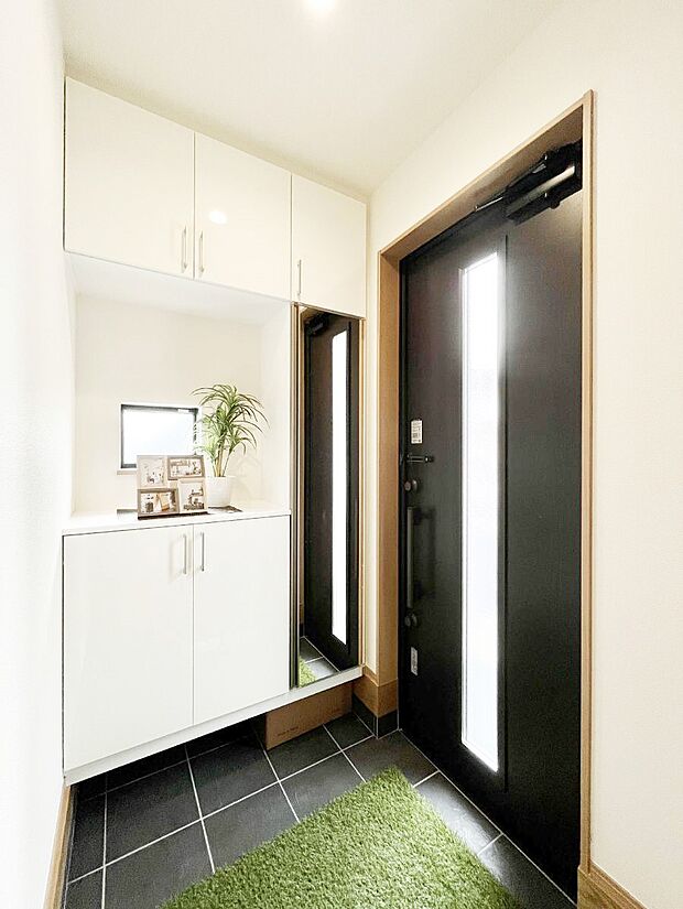 ◆B号棟◆~Entrance~ 家の中でお客様を迎える最初の場所である玄関は、家の印象そのものです!豊富な玄関収納で、常に綺麗に保つことが出来ます♪玄関にはたっぷり収納の下駄箱を完備!