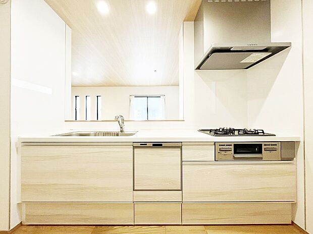 ◆B号棟◆～Kitchen～　会話が弾むリビング、料理が愉しくなるキッチン。家は、ただ生活する場ではなく、暮らしを愉しく、快適にする場所。笑顔の毎日、安らぎの日々のために、最新の設備・仕様を採用。