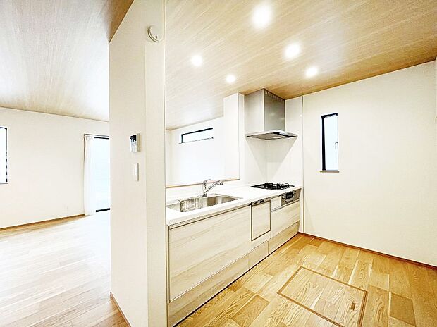 ◆B号棟◆～Kitchen～　「さぁ今日は何を作ろう」こんなキッチンなら思いっきり料理ができちゃいます。キッチンからはリビングが一望できます。家族がつながるお家がここにございます。