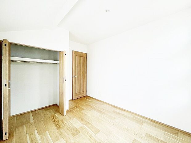 ◆B号棟◆～Bed Room～  全居室には収納クローゼットを完備！普段使いのお洋服や小物はもちろん、季節物のお洋服などもしっかりと整理整頓おしまい頂けます。  居室空間を広く使用できますね。