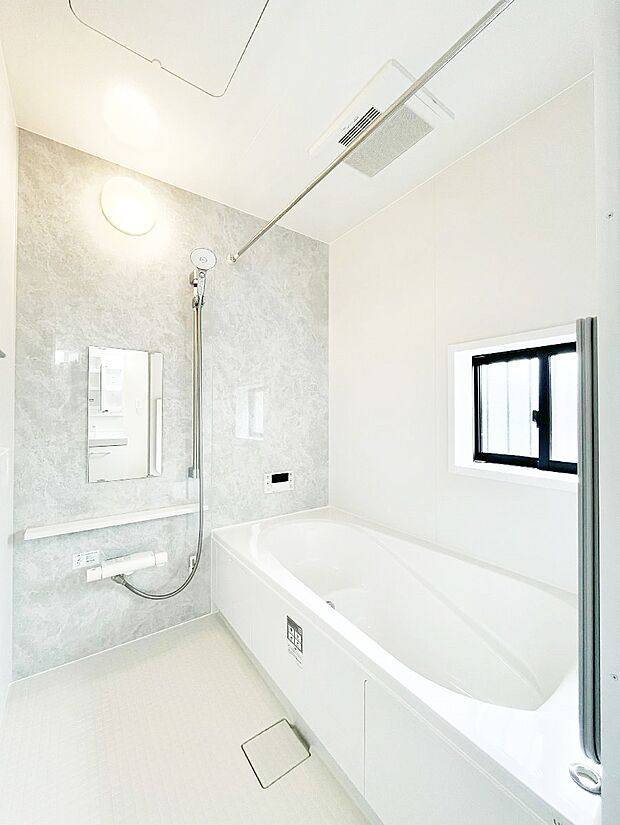 ◆B号棟◆～Bath Room～　窓付きのバスルームは、採光もあり明るく気持ちの良い空間です。窓があることで、換気環境も良好。ゆったり寛げるバスルームで、毎日のバスタイムが楽しみになりそうです。