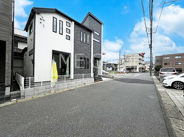 ~Exterior~ 前面道路:南西 6m 公道、北西 6m 公道 住宅地になっているので車量も少なく、静かな立地です。子育て環境も良好です♪♪周辺環境もあわせてご案内させて頂きます。