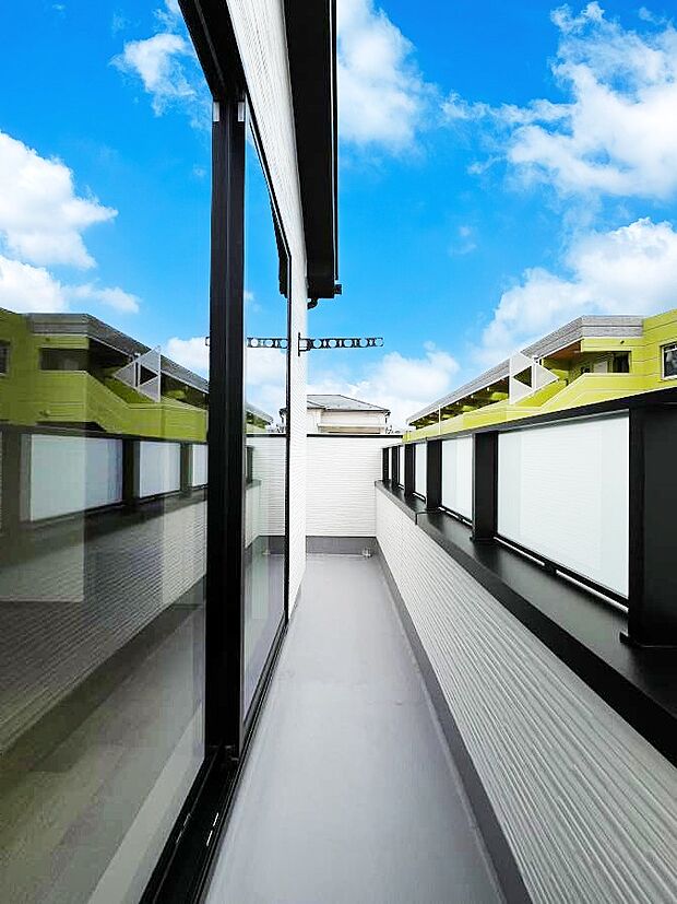 ◆B号棟◆～Balcony～　大きな空に囲まれた気持ちのいい家。バルコニーを覗くだけで圧倒的な開放感に包まれます。バルコニーは陽がさしこみお布団や洗濯物を気持ちよく干すことができます。