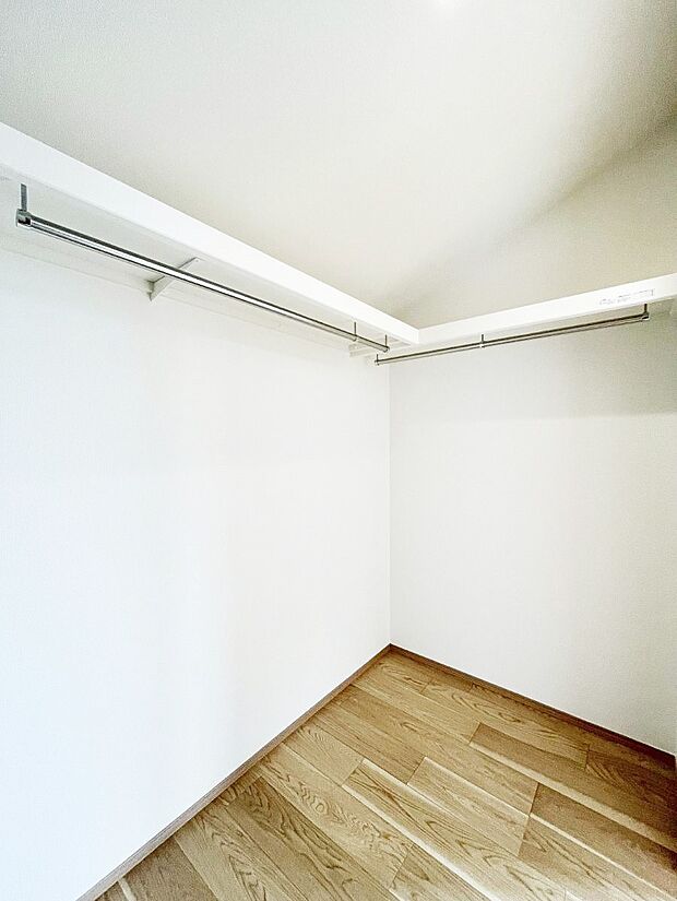 ◆B号棟◆~Walk-in Closet~ たくさんの洋服をかけてもシワになりにくいウォークインクローゼット。洋服以外にも、普段使わない家電やスーツケース、ストック品など何でも片付く嬉しい空間です。
