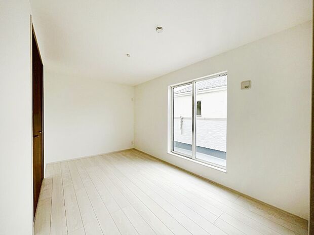 ~Bed Room~ 部屋数が多いのが戸建てのメリットです。ご家族が増えたことで手狭に感じていた住まいも戸建てでは各居室プライバシーを保つことができます。住まいにゆとりが生まれ心もリラックスできます♪