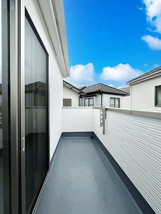 ~Balcony~ バルコニーは温かい陽がさしこみ、お布団や洗濯物を気持ちよく干すことができます。 使いやすく開放的なバルコニーです♪陽ざしがたっぷり降り注ぐ、バルコニー付き住まい。