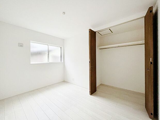 ~Bed Room~ 木の温もりがやさしいフローリングは安らぎをもたらすプライベート空間。明るめのフローリングですので、壁紙ともマッチし、お部屋を更に広く見せてくれる効果も。
