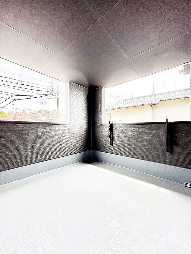 ◆5号棟◆~Balcony~ インナーバルコニーは洗濯物を干すスペースとして急な雨で洗濯物が濡れてしまうのを防いでくれます◎チェアでくつろいだり、夏には周りを気にせずビニールプールが楽しめますね♪