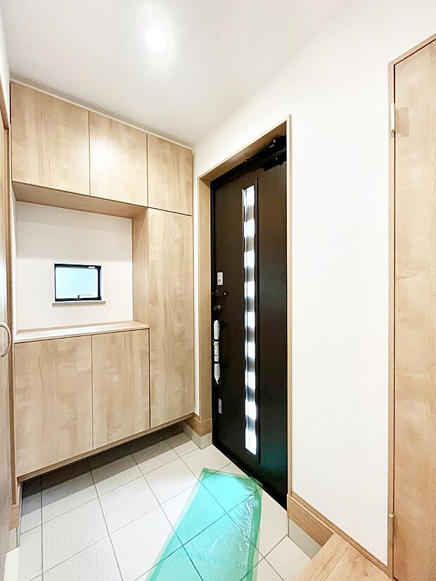 ◆B号棟◆~Entrance~ 家の中でお客様を迎える最初の場所である玄関は、家の印象そのものです!豊富な玄関収納で、常に綺麗に保つことが出来ます♪玄関にはたっぷり収納の下駄箱を完備!