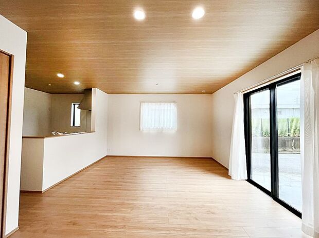 ◆B号棟◆~Living~ 飽きの来ないシンプルでおしゃれなLDK。大きな窓から日差しが差し込むので室内も明るく、家族の憩いの場としてピッタリです。開放感と日当たりの良さを是非ご覧ください!