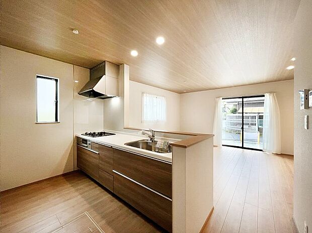 ◆B号棟◆~Kitchen~ 自然光が入る窓のあるキッチン☆毎日使う場所だからこそ、使い勝手を考慮しました。ゆったりとしたキッチンコーナーは質感豊かな仕上がりとなっております。