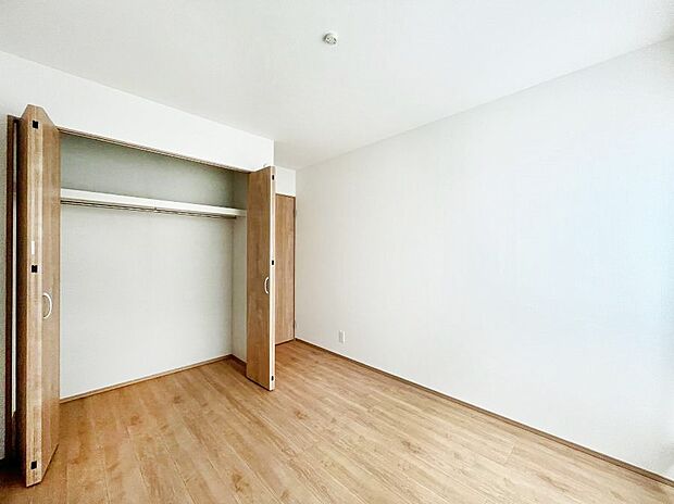 ◆B号棟◆~Bed Room~ 全居室には収納クローゼットを完備!普段使いのお洋服や小物はもちろん、季節物のお洋服などもしっかりと整理整頓おしまい頂けます。 居室空間を広く使用できますね。