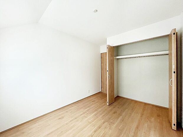 ◆B号棟◆~Bed Room~ 子供部屋はお子様にとって大変重な役割があります。子供一人で過ごす空間を与えることで、宿題や勉強時間も自然と増えまた自ら部屋の片付けや掃除なども促すことに繋がります。