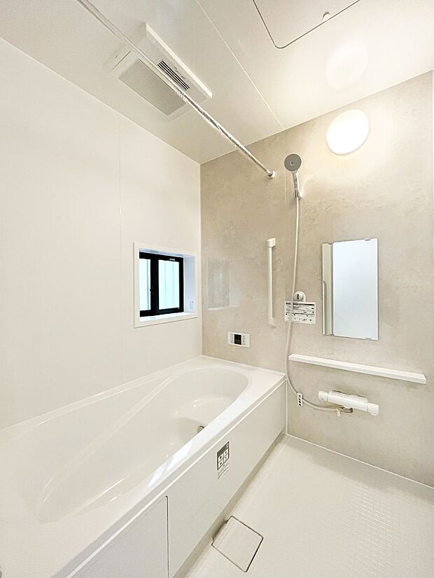 ◆B号棟◆~Bath Room~ 足を伸ばして入浴することが可能!一日の疲れを癒す貴重なバスタイムです。お子様とご一緒でも十分な広さなので、リビングとは違った家族団欒のひと時をお楽しみいただけます。