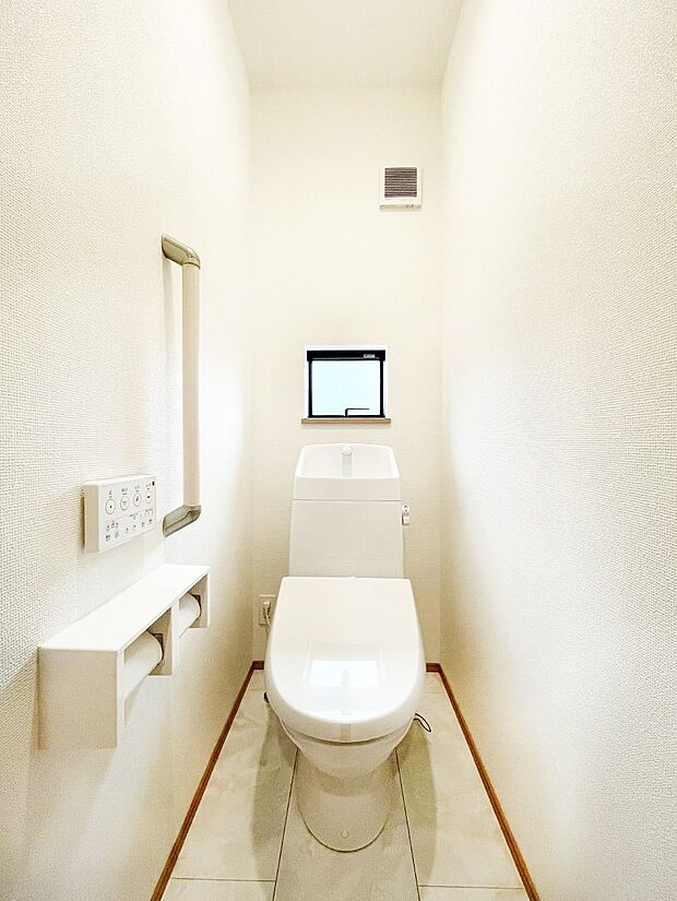 ◆B号棟◆~Toilet~ 綺麗・スッキリ・快適なウォシュレット付トイレでくつろげる空間です。採光もあり明るく、快適空間となっております♪毎日使う場所だからこその配慮です!