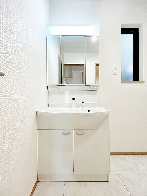 ◆B号棟◆~Dressing Room~ 暗くなりがちな洗面所も窓があると採光と換気が可能なので気持ちよくお使い頂けます。三面鏡タイプの洗面台は鏡裏収納で散らかりがちな洗面所もスッキリ♪
