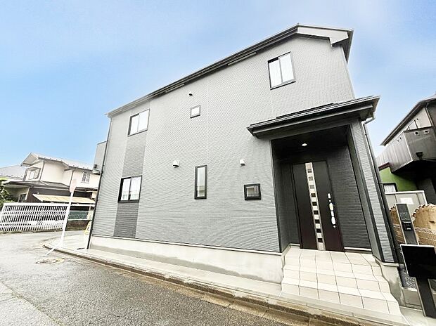 ◆B号棟◆~Exterior~ 角地により陽当り・風通し良好です。うららかな陽射しがどのお部屋にも降り注ぎますように、快適さを追求した間取設計。生活を恵みの豊かな永住の地へと変えてくれます。