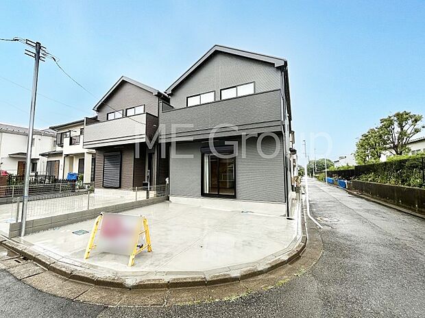 ~Exterior~ 前面道路:東 4.52m 公道、南 4.48m 公道 低層の一戸建てを中心とした街並みが整然と続き、周辺は高い建物が建っていないので、緑の多い閑静な趣を感じる環境です。