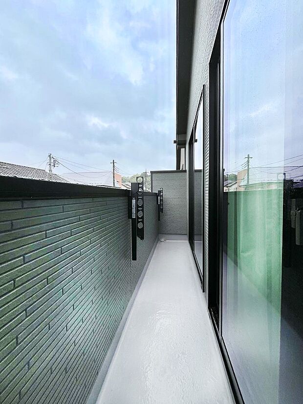 ◆B号棟◆~Balcony~ バルコニーは温かい陽がさしこみ、お布団や洗濯物を気持ちよく干すことができます。使いやすく開放的なバルコニーです♪陽ざしがたっぷり降り注ぐ、バルコニー付き住まい。