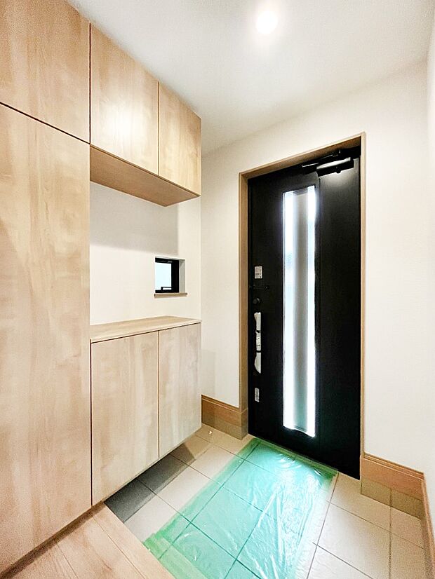 ◆A号棟◆～Entrance～　家の中でお客様を迎える最初の場所である玄関は、家の印象そのものです！豊富な玄関収納で、常に綺麗に保つことが出来ます♪玄関にはたっぷり収納の下駄箱を完備！