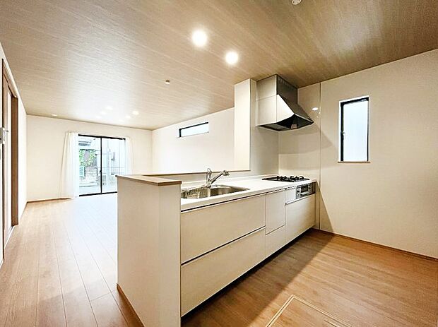 ◆A号棟◆～Kitchen～　自然光が入る窓のあるキッチン☆毎日使う場所だからこそ、使い勝手を考慮しました。ゆったりとしたキッチンコーナーは質感豊かな仕上がりとなっております。