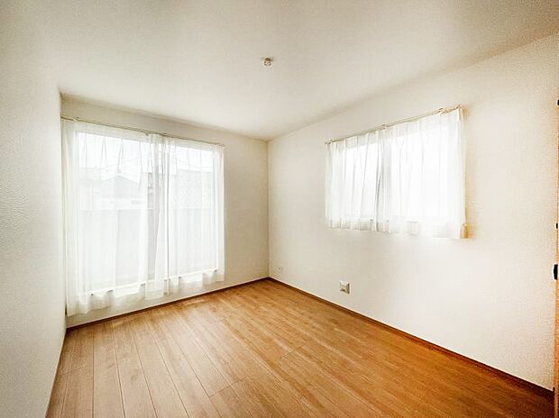 ◆A号棟◆～Bed Room～　2面採光を確保した明るい室内は、風通しも良く、大変居心地の良い空間となっております。爽やかな風を感じて起きる朝は、快適生活の始まりに！日当たりが良い住まい♪