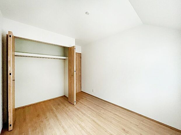 ◆A号棟◆～Bed Room～　子供部屋はお子様にとって大変重な役割があります。子供一人で過ごす空間を与えることで、宿題や勉強時間も自然と増えまた自ら部屋の片付けや掃除なども促すことに繋がります。