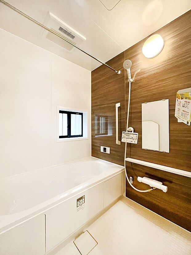 ◆A号棟◆～Bath Room～　窓付きのバスルームは、採光もあり明るく気持ちの良い空間です。窓があることで、換気環境も良好。ゆったり寛げるバスルームで、毎日のバスタイムが楽しみになりそうです。