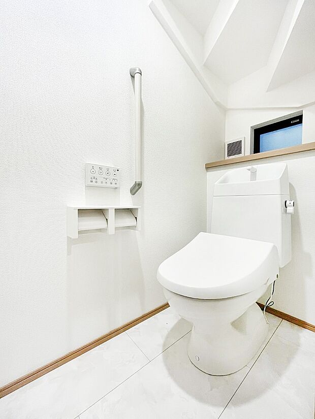 ◆A号棟◆～Toilet～　綺麗・スッキリ・快適なウォシュレット付トイレでくつろげる空間です。採光もあり明るく、快適空間となっております♪毎日使う場所だからこその配慮です！