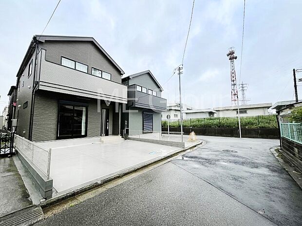 ~Exterior~ 前面道路:東 4.52m 公道、南 4.48m 公道 低層の一戸建てを中心とした街並みが整然と続き、周辺は高い建物が建っていないので、緑の多い閑静な趣を感じる環境です。
