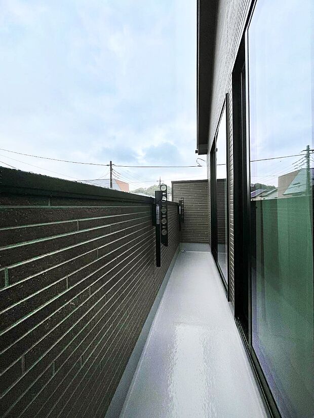 ◆A号棟◆~Balcony~ バルコニーは温かい陽がさしこみ、お布団や洗濯物を気持ちよく干すことができます。使いやすく開放的なバルコニーです♪陽ざしがたっぷり降り注ぐ、バルコニー付き住まい。