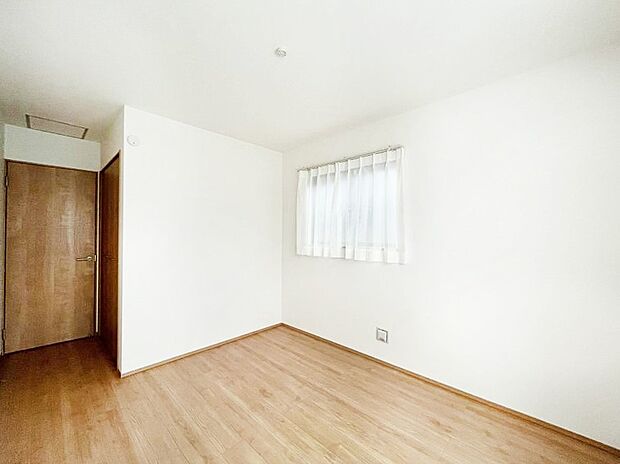 ◆A号棟◆~Bed Room~ マンションと違い部屋数が多いのが戸建てのメリットです。ご家族が増えたことで手狭に感じていた住まいも戸建てでは各居室プライバシーを保つことができます。
