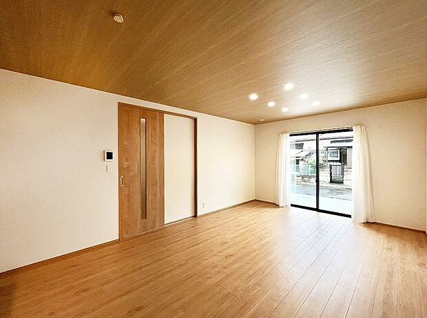 ◆A号棟◆～Living～　豊かな陽光がこの場所を照らしだす。光溢れるこの空間はみんなの笑顔が集う場所、時を忘れ、つきることのないたわいもない会話を楽しむ時間、たくさんの思いが綴られる場所。
