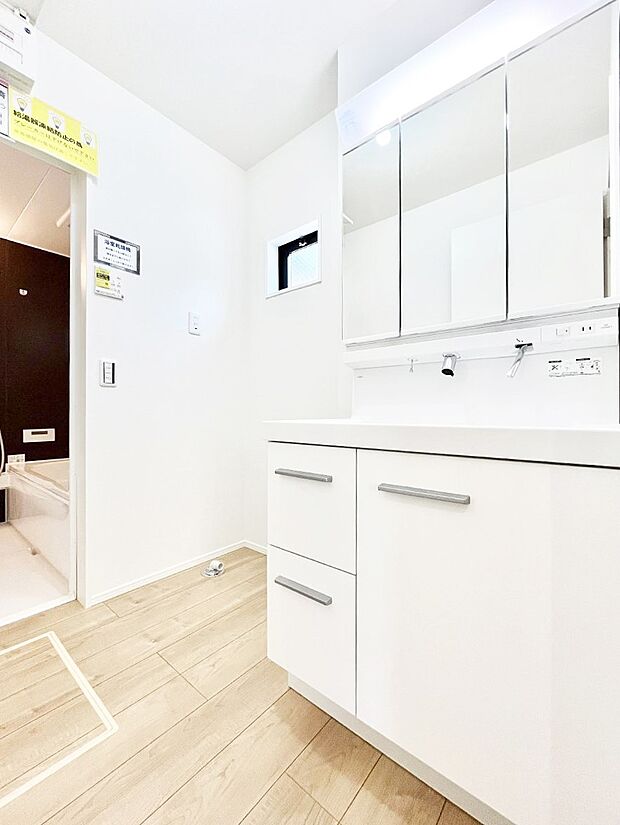 清潔感ある洗面化粧室で朝の身支度も快適