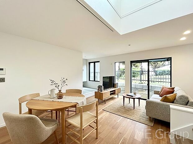 ◆No.2◆~Living~ 家族の会話や笑顔が行き交うリビングです。大きなソファやダイニングテーブルでゆったり食事をしたりくつろぎたい♪そんな夢が叶えられる空間です!※家具はCGです