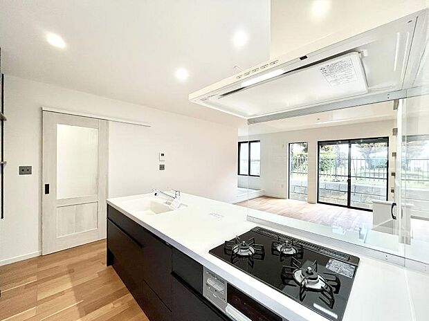 ◆No.2◆~Kitchen~ 会話が弾むリビング、料理が愉しくなるキッチン。家は、ただ生活する場ではなく、暮らしを愉しく、快適にする場所。笑顔の毎日、安らぎの日々のために、最新の設備・仕様を採用。