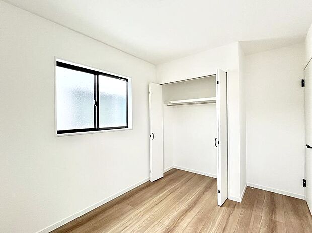 ◆No.2◆~Bed Room~ 居室には収納クローゼットを完備!普段使いのお洋服や小物はもちろん、季節物のお洋服などもしっかりと整理整頓おしまい頂けます。 居室空間を広く使用できますね。