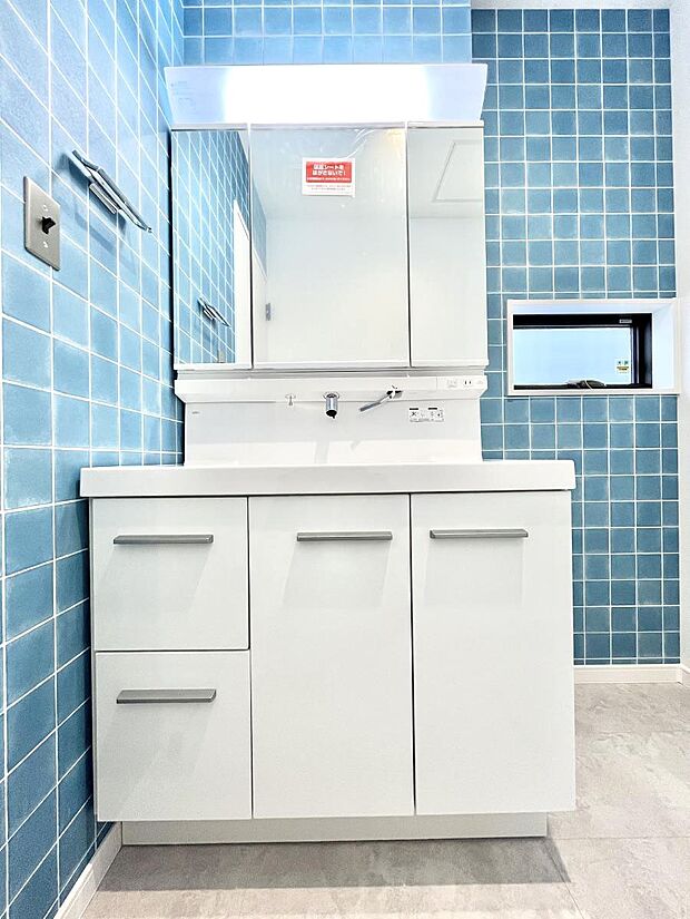 ◆No.2◆~Dressing Room~ 十分な大きさの洗面台は収納もさる事ながら、身だしなみチェックや歯磨きなど、朝の慌ただしい時間でもホテルライクなスペースで余裕とゆとりを感じて頂けます。