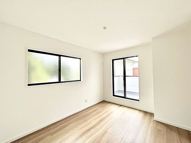 ◆No.2◆~Bed Room~ 2面採光を確保した明るい室内は、風通しも良く、大変居心地の良い空間となっております。爽やかな風を感じて起きる朝は、快適生活の始まりに!日当たりが良い住まい♪