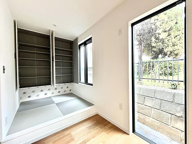 ◆No.2◆~Japanese Room~ LDK隣接の和室は、アイロンがけなど奥様の家事スペースとして、また小さなお子様のいるご家庭ではお昼寝やおむつ替えの場としてご活用いただけます。