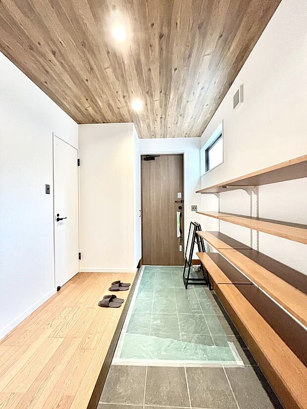 ◆No.1◆~Entrance~ 家の中でお客様を迎える最初の場所である玄関は、家の印象そのものです!豊富な玄関収納で、常に綺麗に保つことが出来ます♪玄関にはたっぷり収納の下駄箱を完備!