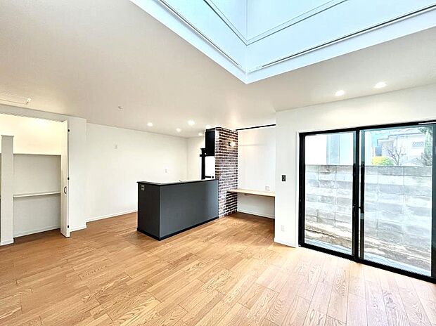 ◆No.1◆~Living~ 飽きの来ないシンプルでおしゃれなLDK。大きな窓から日差しが差し込むので室内も明るく、家族の憩いの場としてピッタリです。開放感と日当たりの良さを是非ご覧ください!