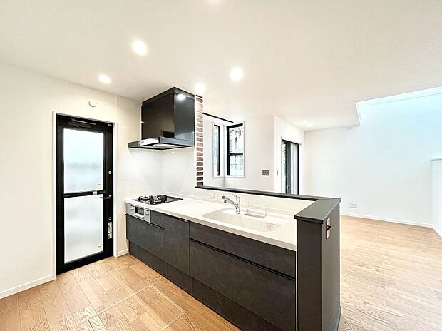 ◆No.1◆~Kitchen~ 「さぁ今日は何を作ろう」こんなキッチンなら思いっきり料理ができちゃいます。キッチンからはリビングが一望できます。家族がつながるお家がここにございます。