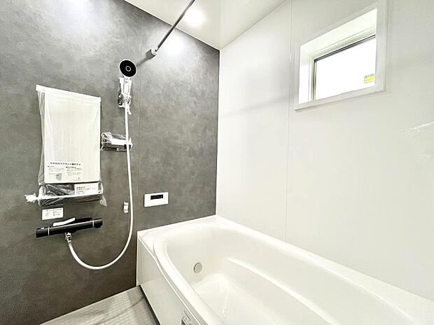 ◆No.1◆~Bath Room~ 窓付きのバスルームは、採光もあり明るく気持ちの良い空間です。窓があることで、換気環境も良好。ゆったり寛げるバスルームで、毎日のバスタイムが楽しみになりそうです。